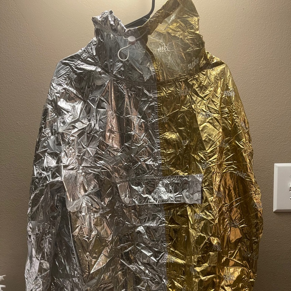 BRAND NEW Nike WINDBREAKER